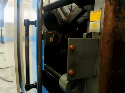 injection molding machine / 2