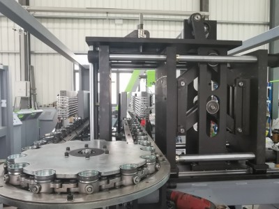 PET bottle making machine / 3