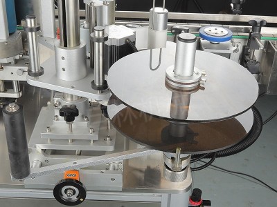 Automatic labeling machine / 5