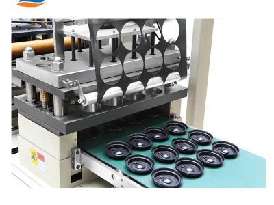 Plastic lid forming machine / 3