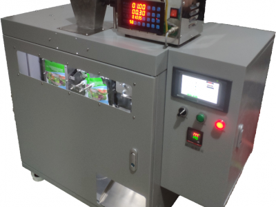 Small bag feeding and packaging machine / 4