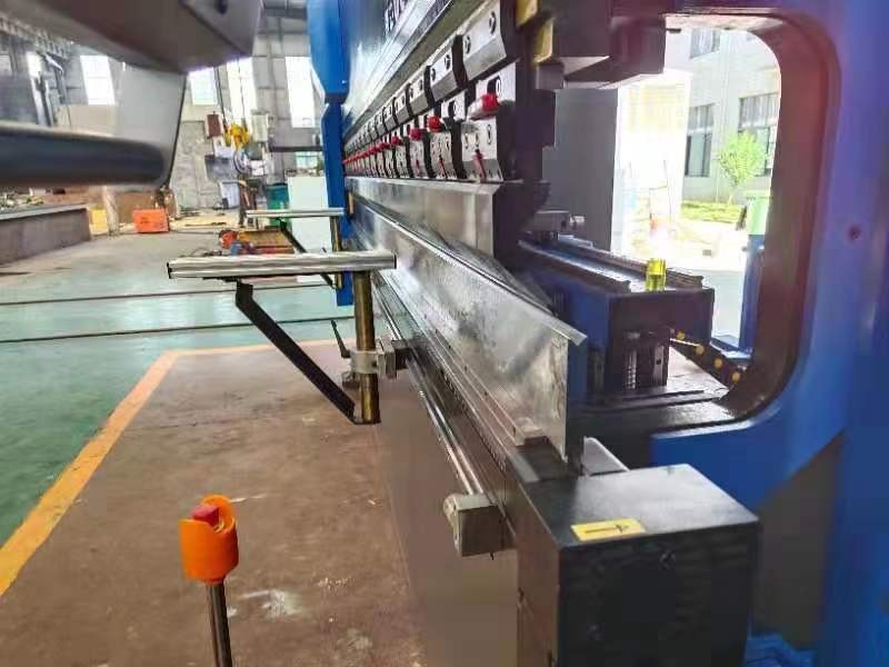 CNC HYDRAULIC PRESS BRAKE / 3