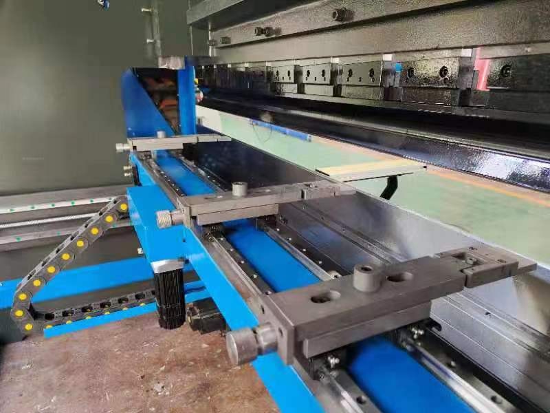 CNC HYDRAULIC PRESS BRAKE / 4