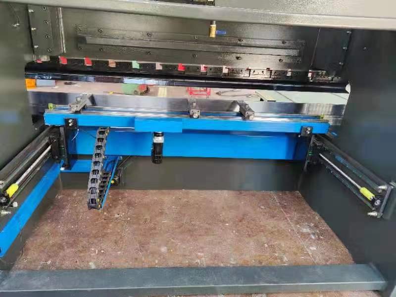 CNC HYDRAULIC PRESS BRAKE / 6