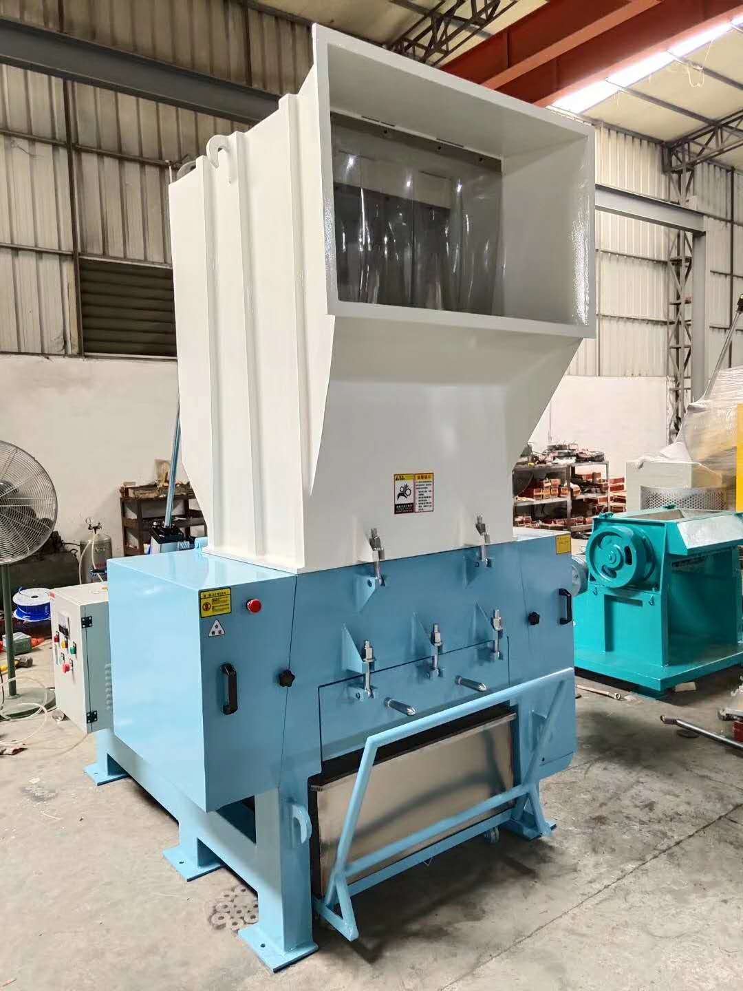 Plastic recycling shredder / 6