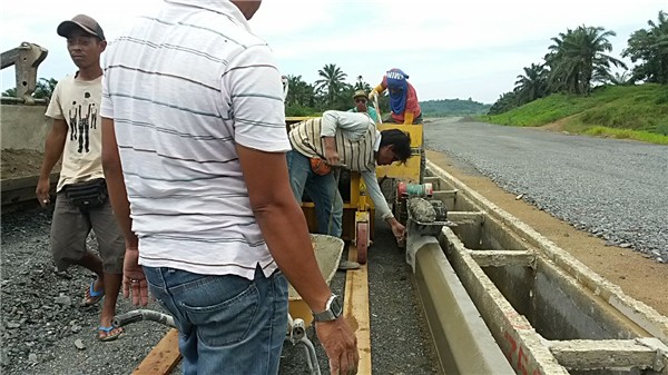 Road Curb And Gutter Machine / 4