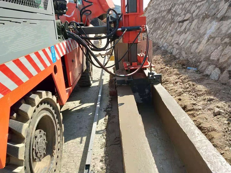 Slipform Concrete Kerb Machine / 3