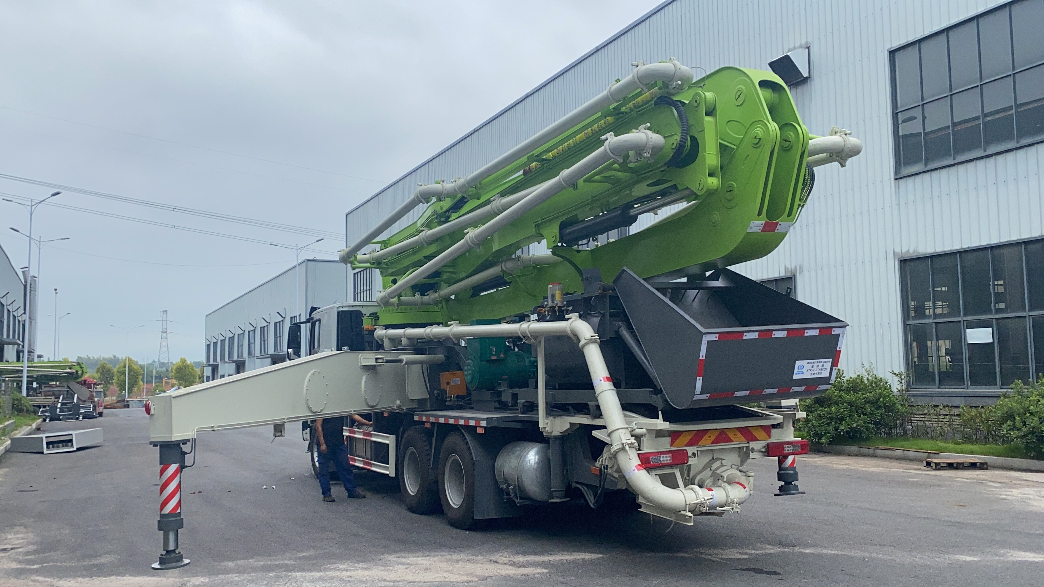 concrete boom pump truck / 3