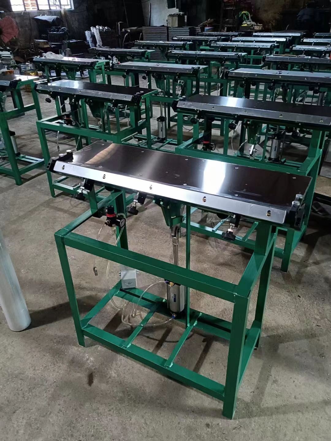 Pneumatic foot folding machine / 2