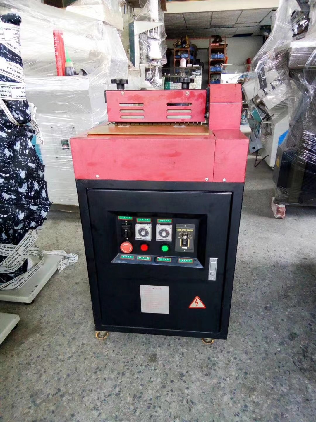 Hot melt gluing machine / 3