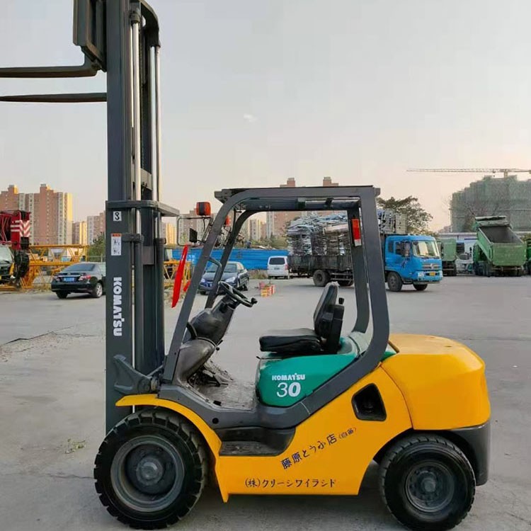 Komatsu 3 Tons Forklift / 4