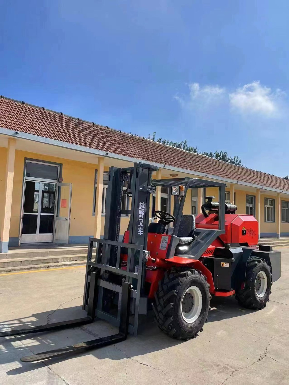 off-road forklift. / 2