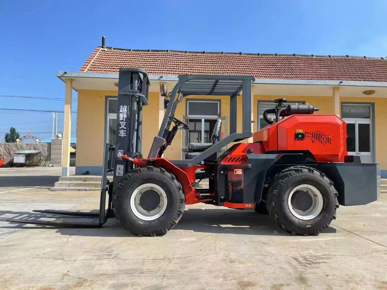 off-road forklift. / 3