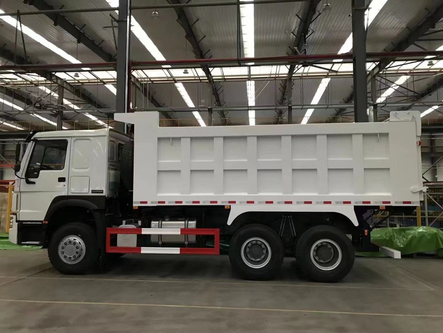 Sinotruk Howo Dump truck / 5