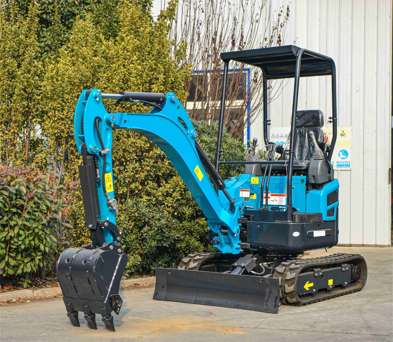 Buy 2.0 Ton Mini Excavator for Sale with 24 Inches Dumping Bucket / 2