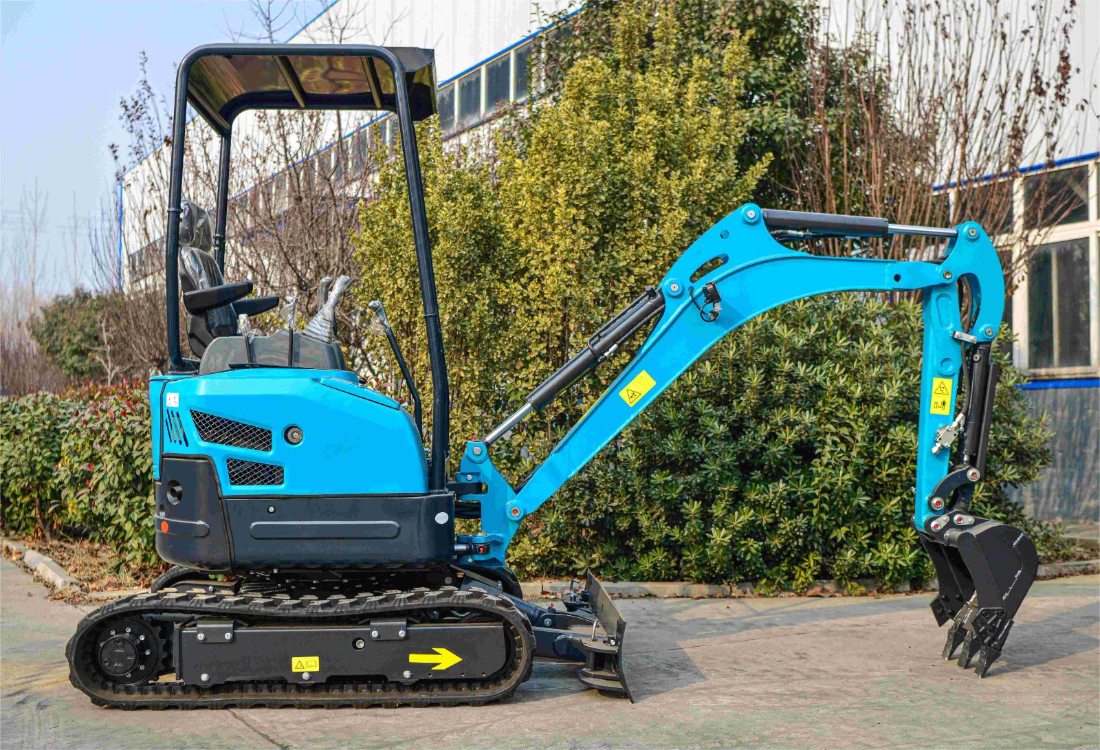 Buy 2.0 Ton Mini Excavator for Sale with 24 Inches Dumping Bucket / 3