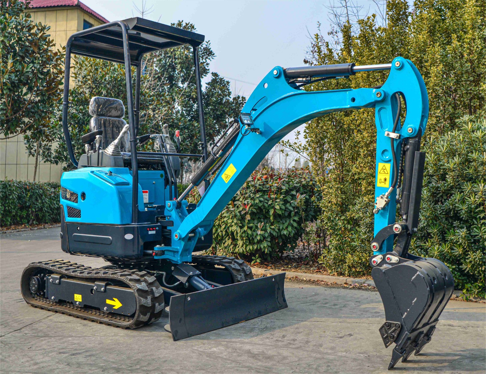 Buy 2.0 Ton Mini Excavator for Sale with 24 Inches Dumping Bucket / 5