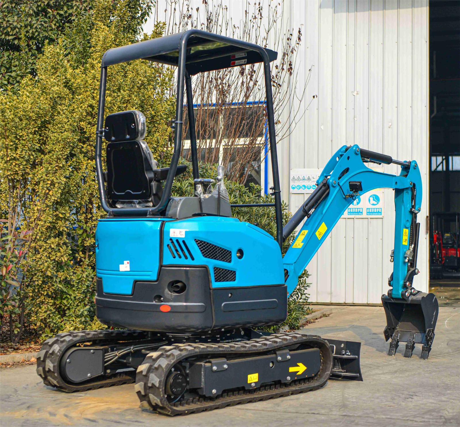 Buy 2.0 Ton Mini Excavator for Sale with 24 Inches Dumping Bucket / 4