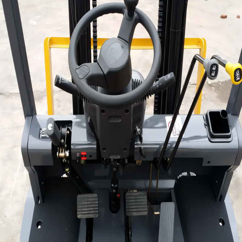 2.5t 3m Four Wheel Counterbalanced Hydraulic Forklift Sitting Driving Style / 4