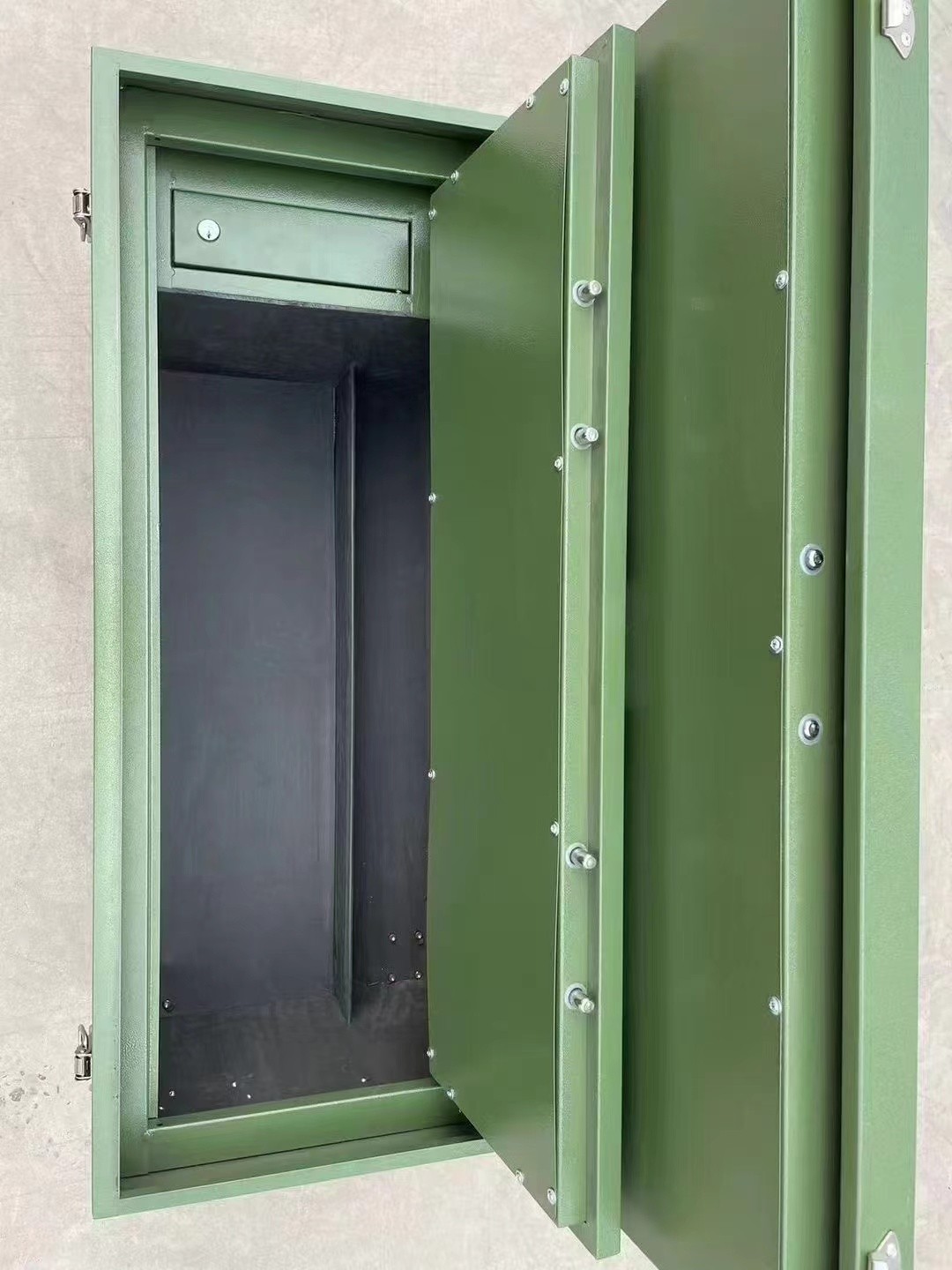 Field portable gun cabinet / 2