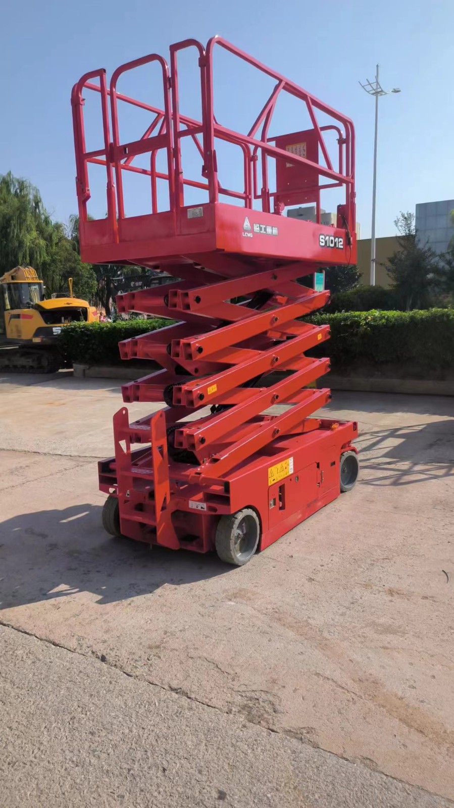 16 years Lingong 10-meter self-propelled scissor lift / 2