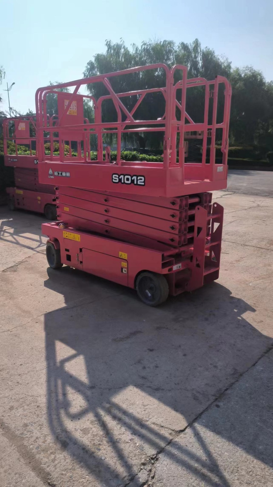 16 years Lingong 10-meter self-propelled scissor lift / 5