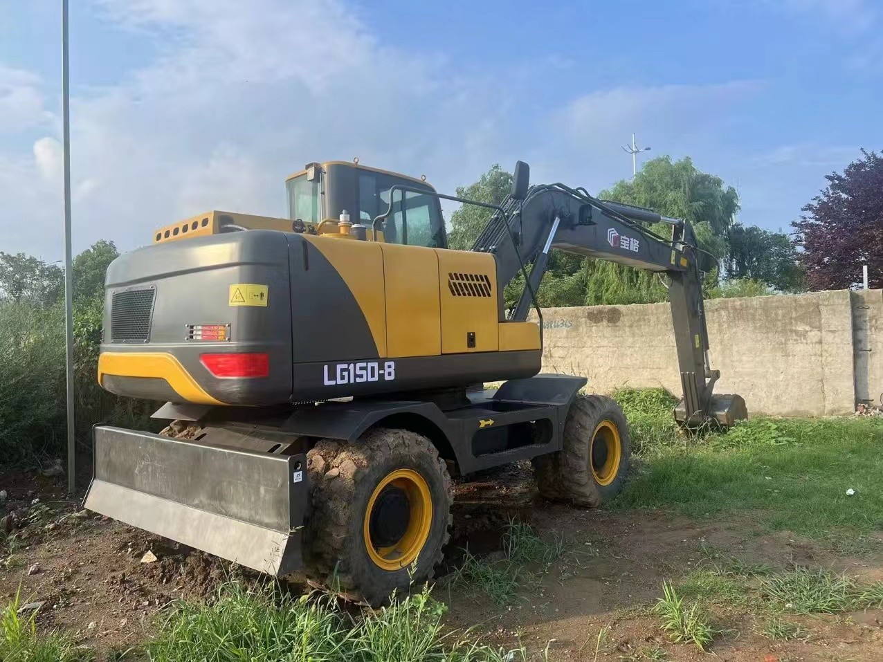 second  hand  excavator  LINGONG  LG150-8  wheel  excavator  15-ton / 2